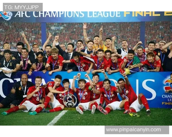 足球明星在中国庆祝生日与球迷互动分享快乐时光