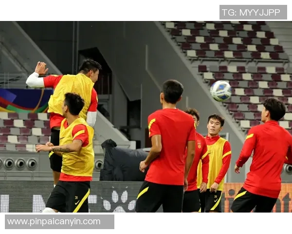 香港足球明星队乘坐大巴出征全新赛事展现团队风采与拼搏精神